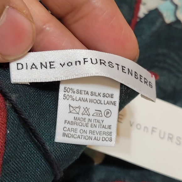 Diane Von Furstenberg Floral Wool/Silk Blend Women's Scarf - Picture 3 of 5